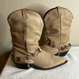 Dingo cowboy boots slouch western harness boots with instep decor. Size 9.